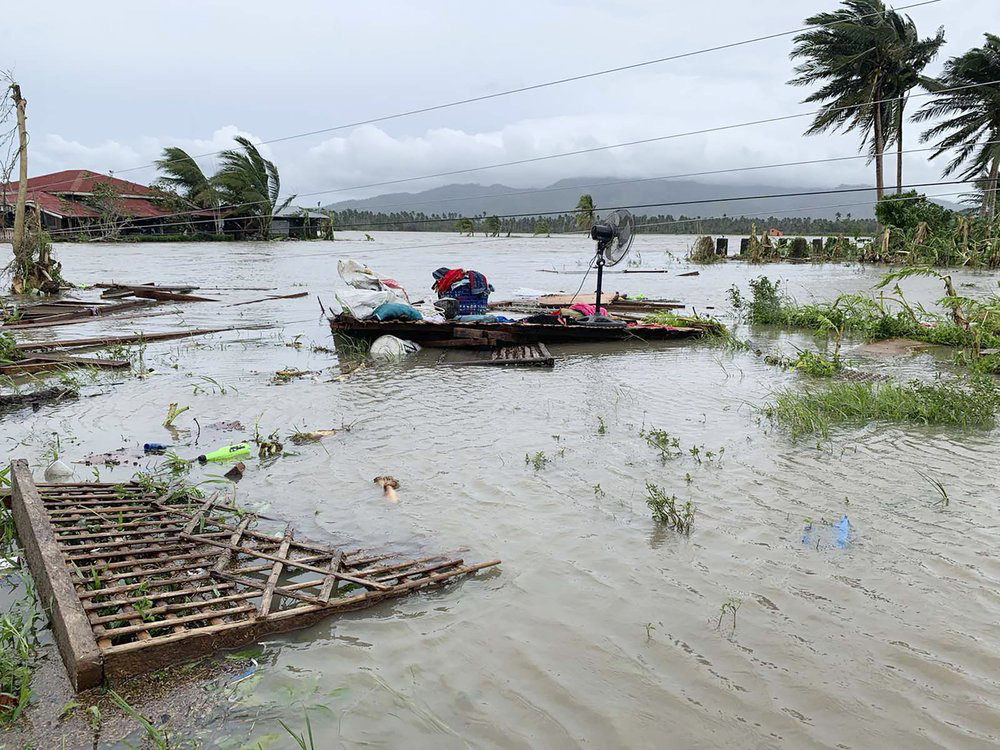 Làng mạc chìm trong biển nước, 3 người chết khi bão Molave quét qua Philippines - Ảnh 1.