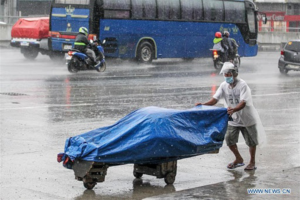 Làng mạc chìm trong biển nước, 3 người chết khi bão Molave quét qua Philippines - Ảnh 10.