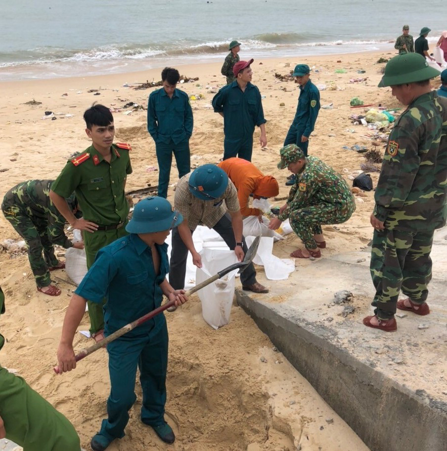 Ảnh: Dân Bình Định cấp tốc vác bao cát, chèn chống nhà cửa trước bão số 9 - Ảnh 5.