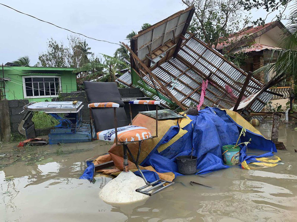 Làng mạc chìm trong biển nước, 3 người chết khi bão Molave quét qua Philippines - Ảnh 2.