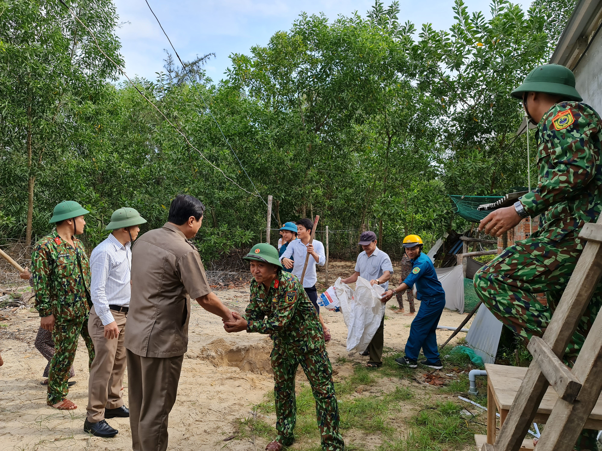 Quảng Nam: Ảnh người dân hối hả chằng chống nhà cửa để chạy bão số 9 - Ảnh 9.