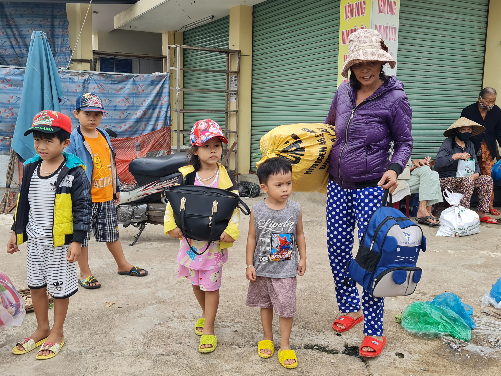 Bão số 9: Hàng ngàn người dân ở Quảng Nam đang được di dời khẩn cấp - Ảnh 12.
