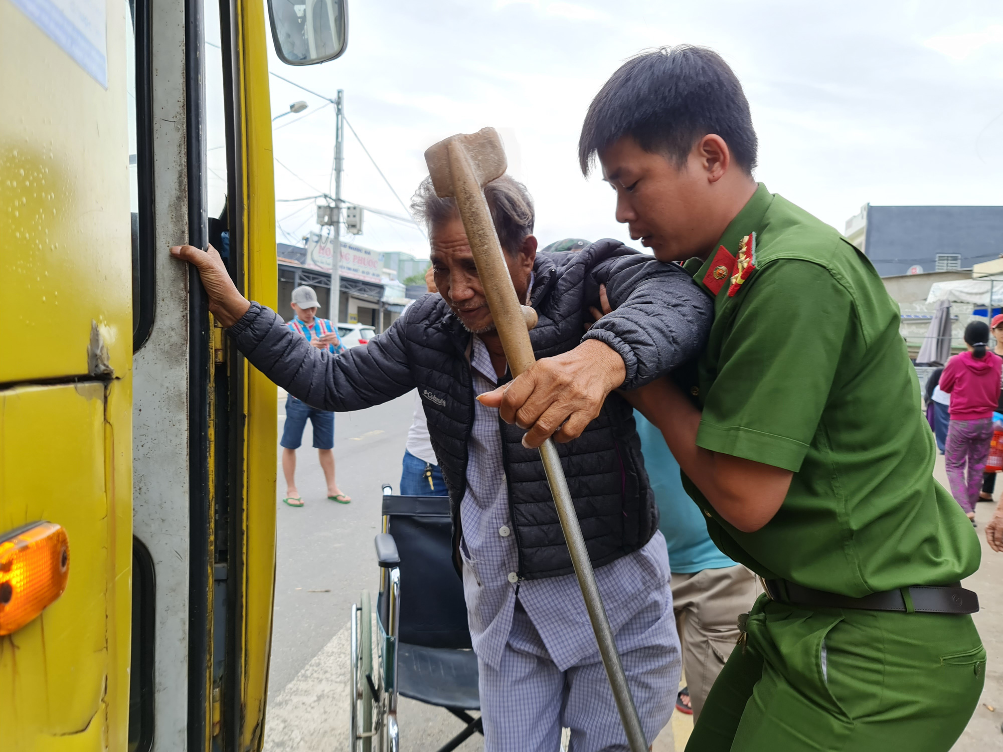 Bão số 9: Hàng ngàn người dân ở Quảng Nam đang được di dời khẩn cấp - Ảnh 10.