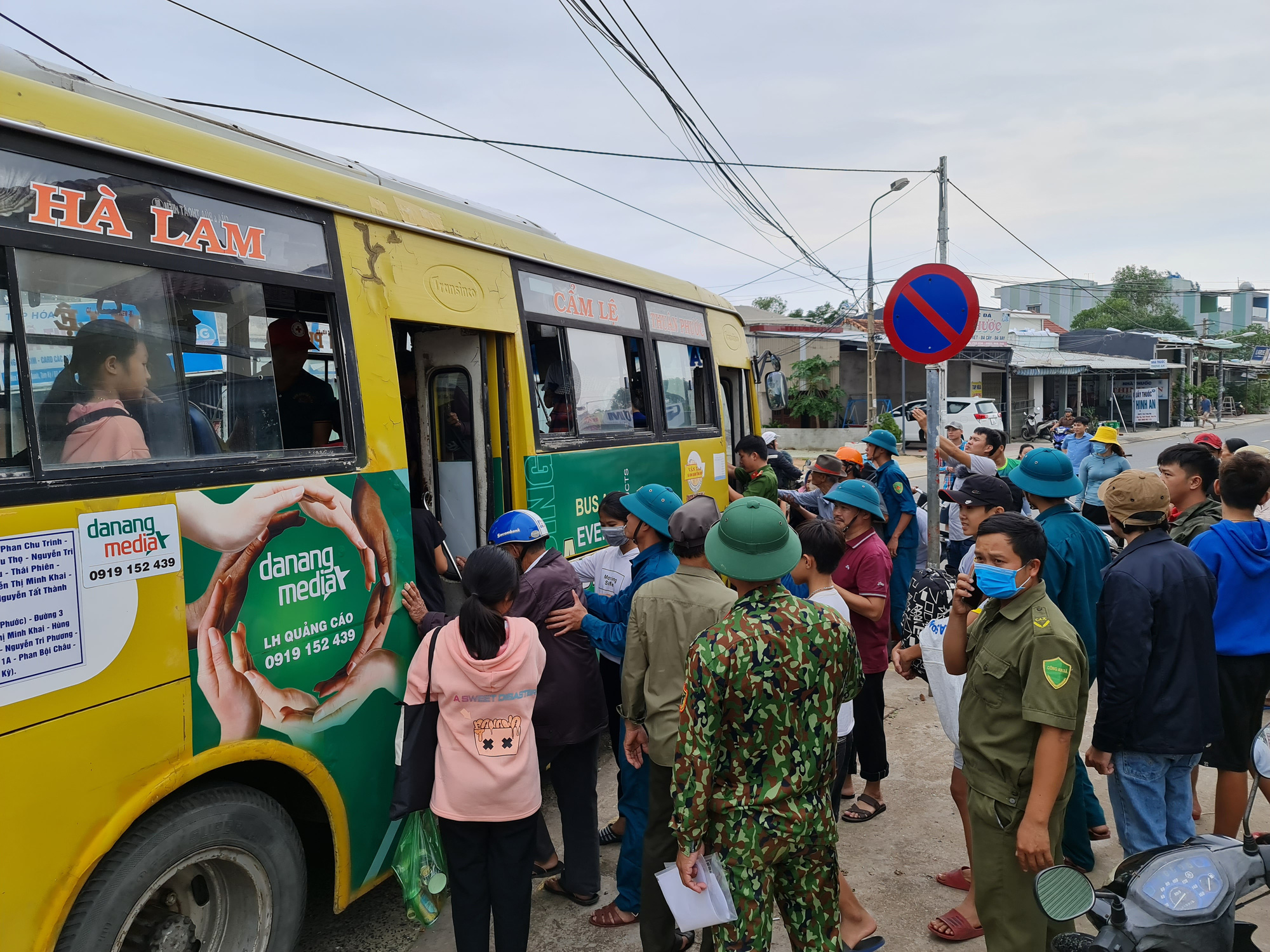 Bão số 9: Hàng ngàn người dân ở Quảng Nam đang được di dời khẩn cấp - Ảnh 1.