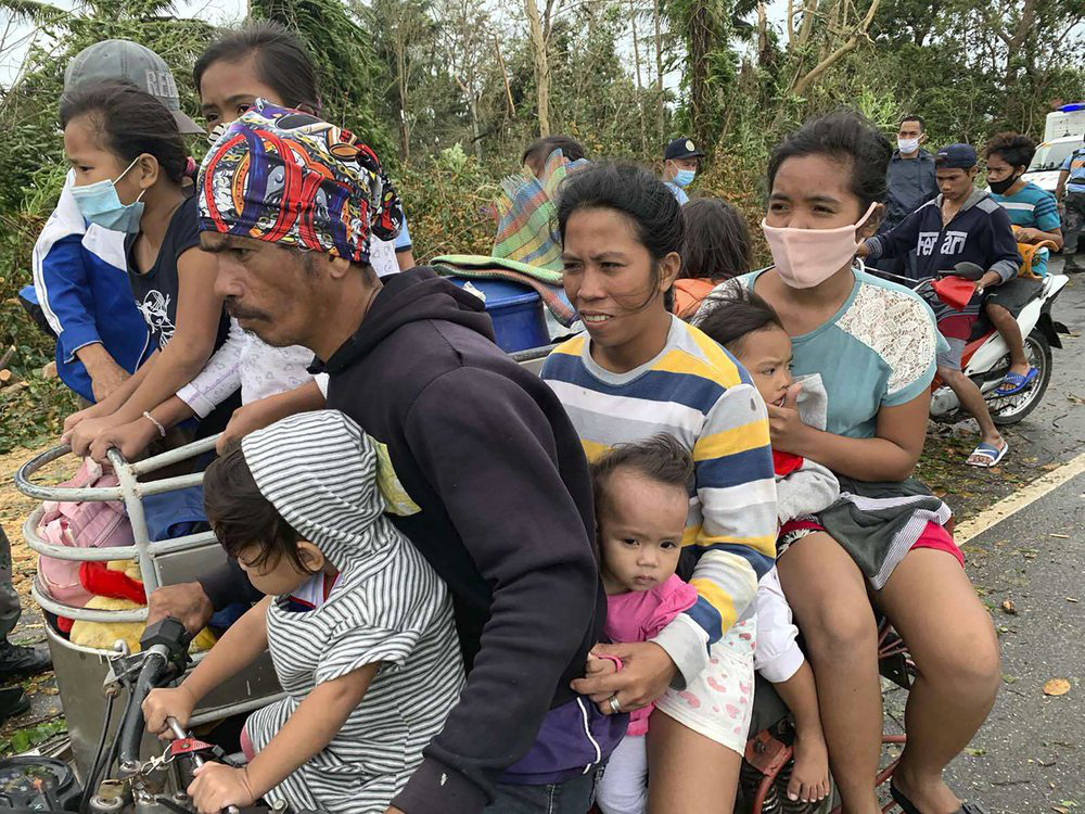 Làng mạc chìm trong biển nước, 3 người chết khi bão Molave quét qua Philippines - Ảnh 3.