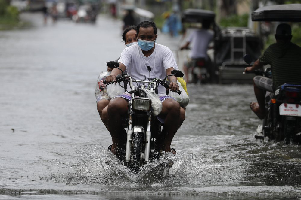 Làng mạc chìm trong biển nước, 3 người chết khi bão Molave quét qua Philippines - Ảnh 4.