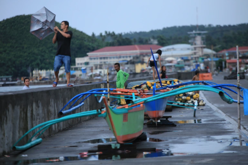 Làng mạc chìm trong biển nước, 3 người chết khi bão Molave quét qua Philippines - Ảnh 7.