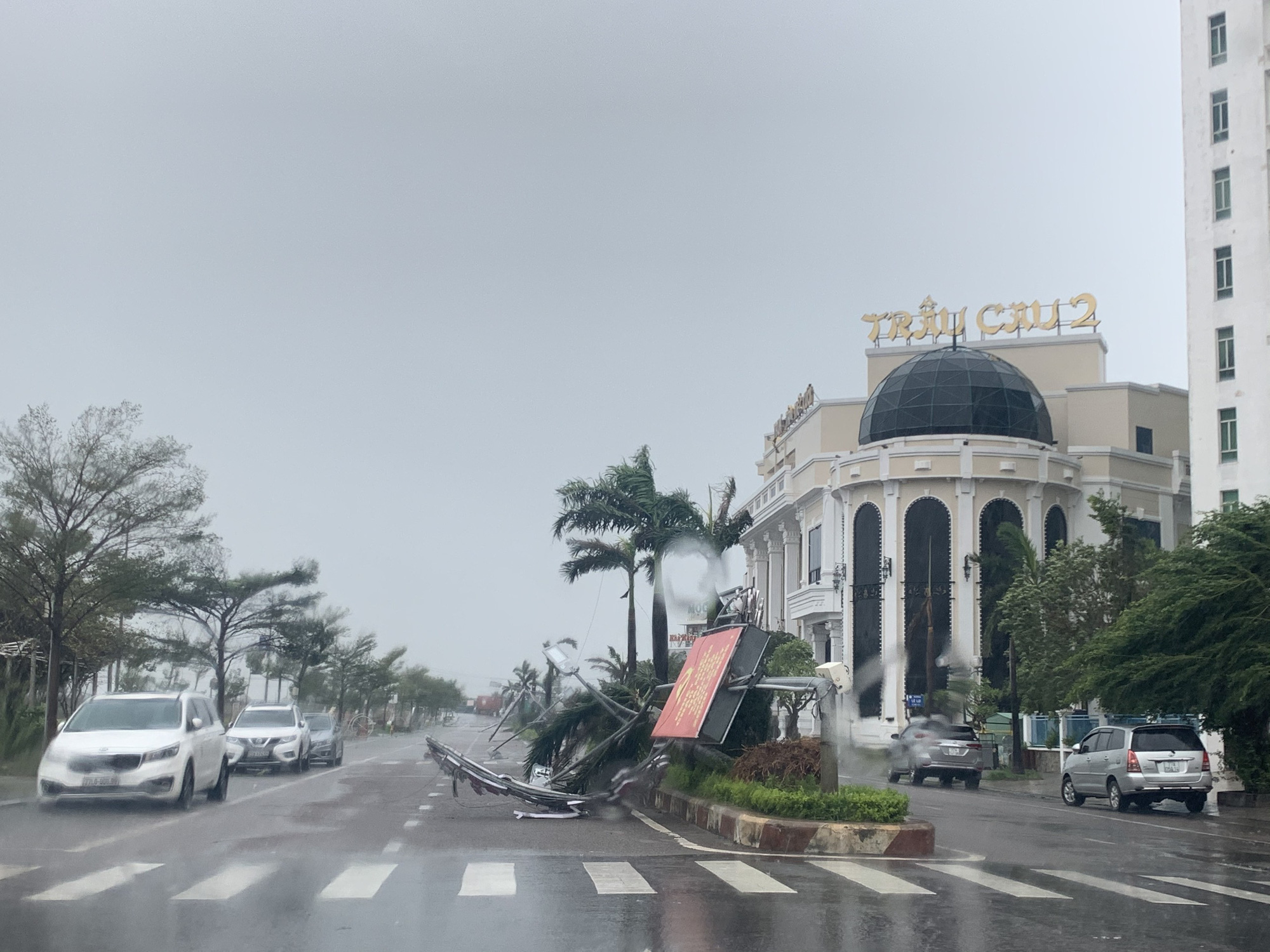 Hình ảnh thiệt hại đầu tiên ở TP.Quy Nhơn trong bão số 9 - Ảnh 5.