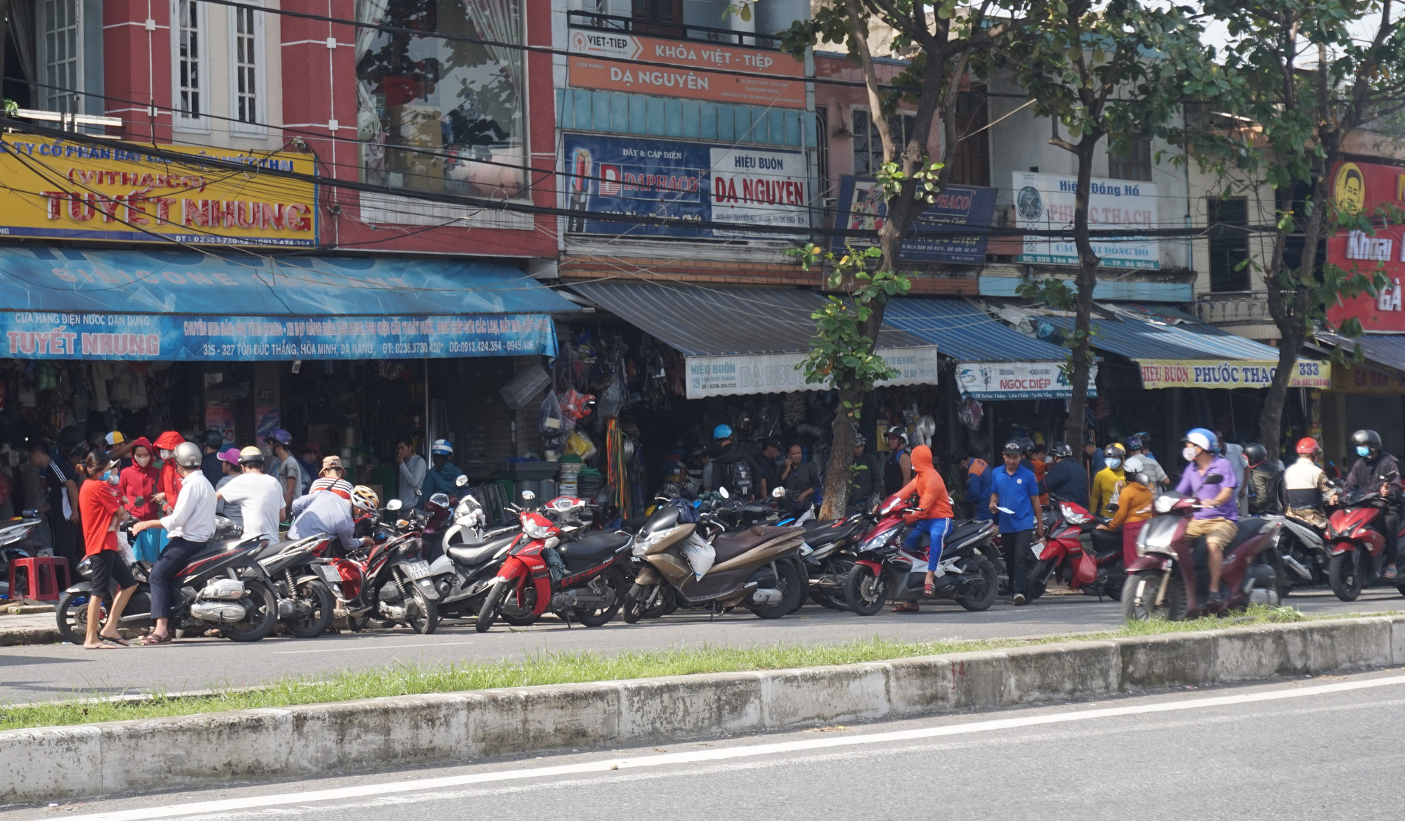 Đà Nẵng: Phòng tránh siêu bão số 9, người dân khẩn trương chằng chống nhà cửa - Ảnh 1.