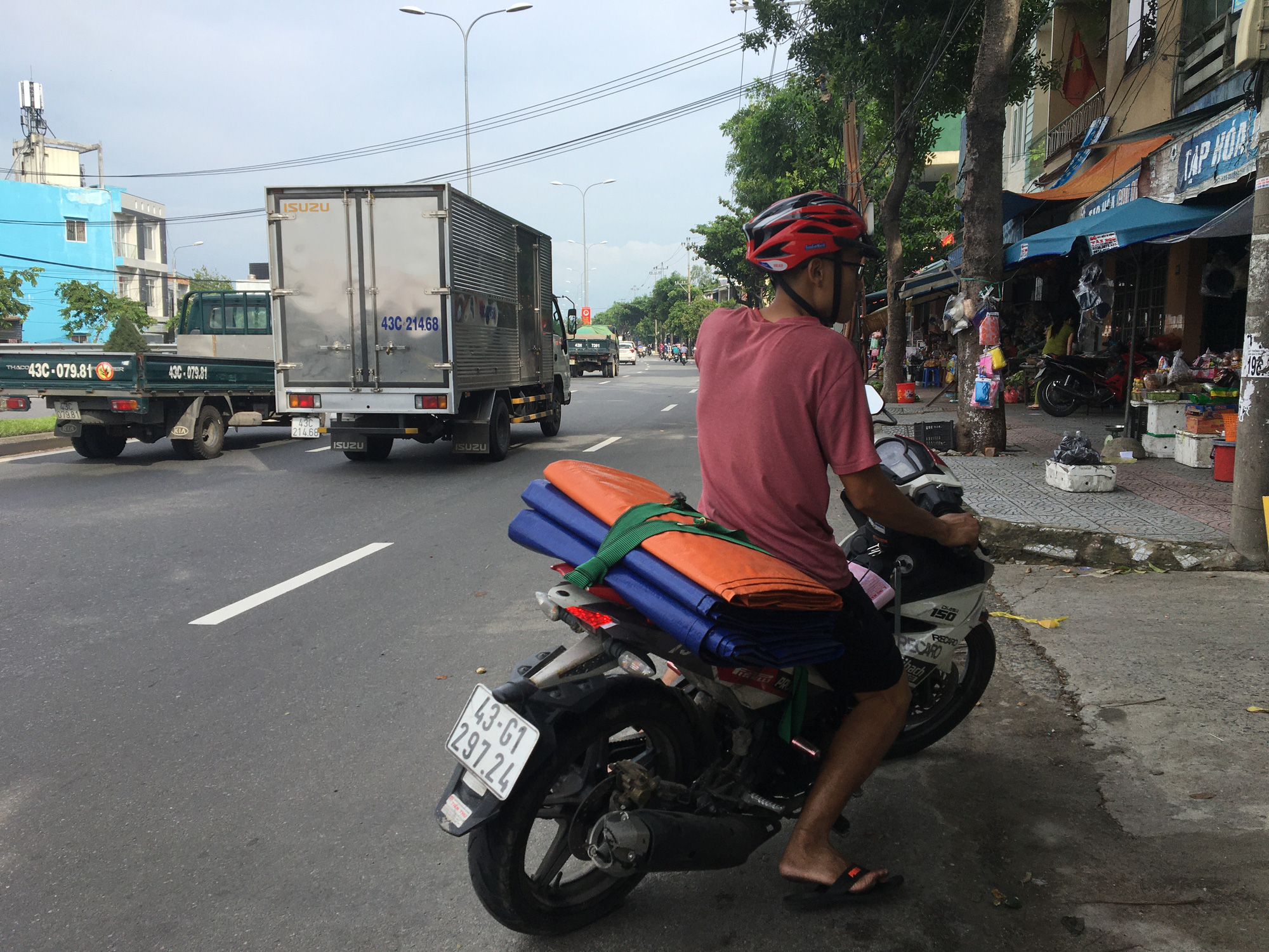 Đà Nẵng: Phòng tránh siêu bão số 9, người dân khẩn trương chằng chống nhà cửa - Ảnh 10.