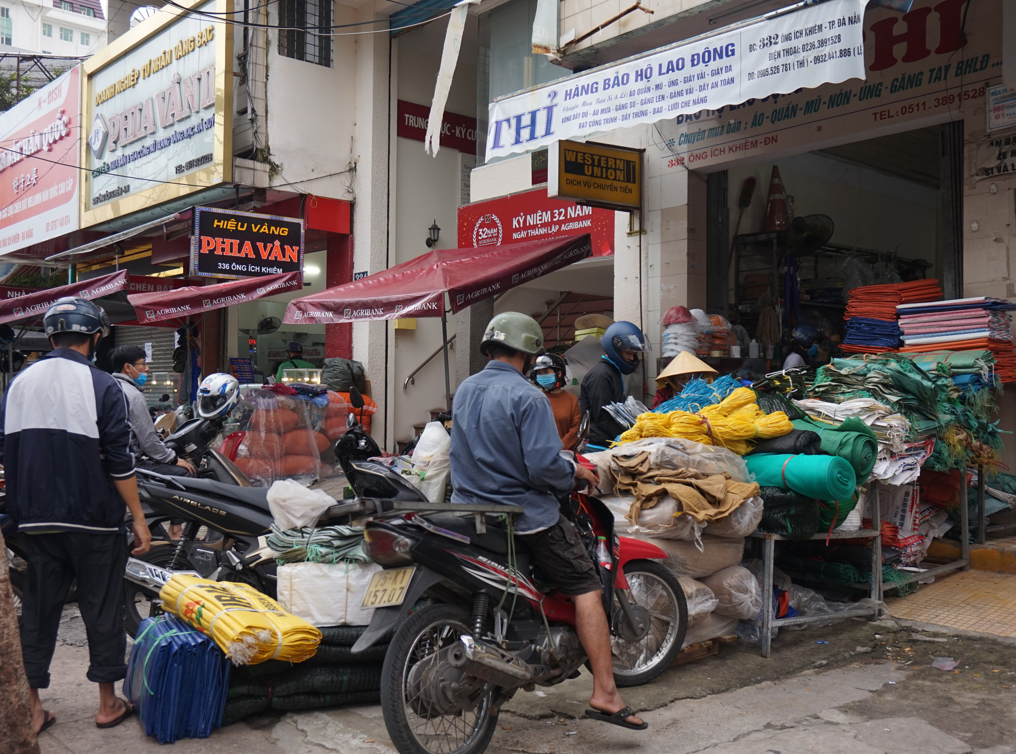 Đà Nẵng: Phòng tránh siêu bão số 9, người dân khẩn trương chằng chống nhà cửa - Ảnh 2.