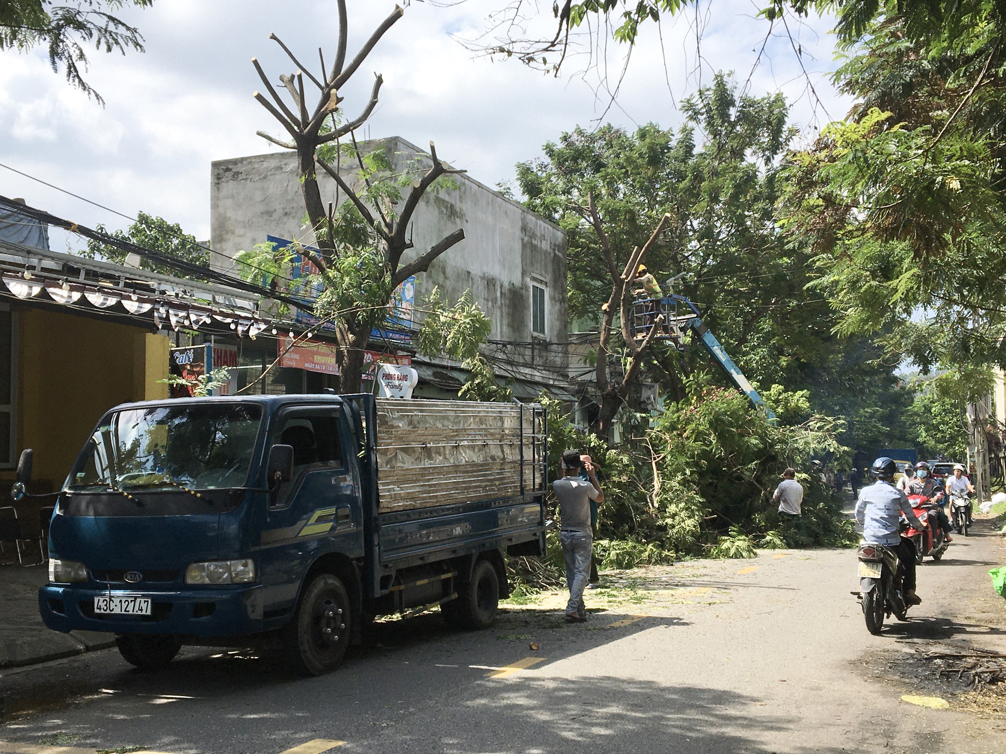 Đà Nẵng: Phòng tránh siêu bão số 9, người dân khẩn trương chằng chống nhà cửa - Ảnh 8.