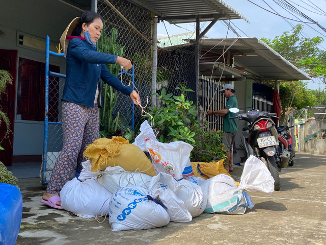 Quảng Ngãi: Người dân hối hả cột nhà, chèn mái để hạn chế bị gió bão số 9 thổi bão  - Ảnh 6.