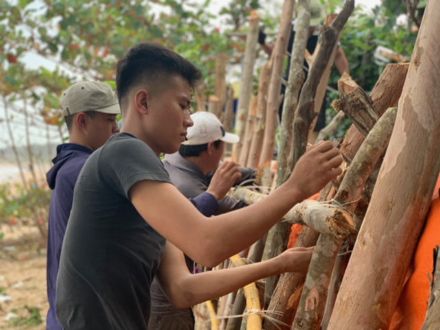 Quảng Ngãi: Người dân hối hả cột nhà, chèn mái để hạn chế bị gió bão số 9 thổi bão  - Ảnh 11.