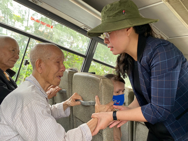 Bí thư Tỉnh ủy, Chủ tịch HĐND tỉnh Quảng Ngãi kiểm tra, đôn đốc chống bão số 9 - Ảnh 1.