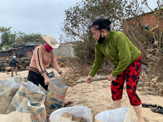 Bí thư Tỉnh ủy, Chủ tịch HĐND tỉnh Quảng Ngãi kiểm tra, đôn đốc chống bão số 9 - Ảnh 3.