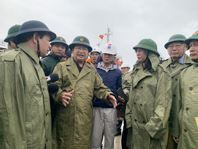 Phó thủ tướng Trịnh Đình Dũng: Quảng Ngãi phải hoàn tất di dời 120.000 dân trước giờ bão số 9 đến  - Ảnh 1.