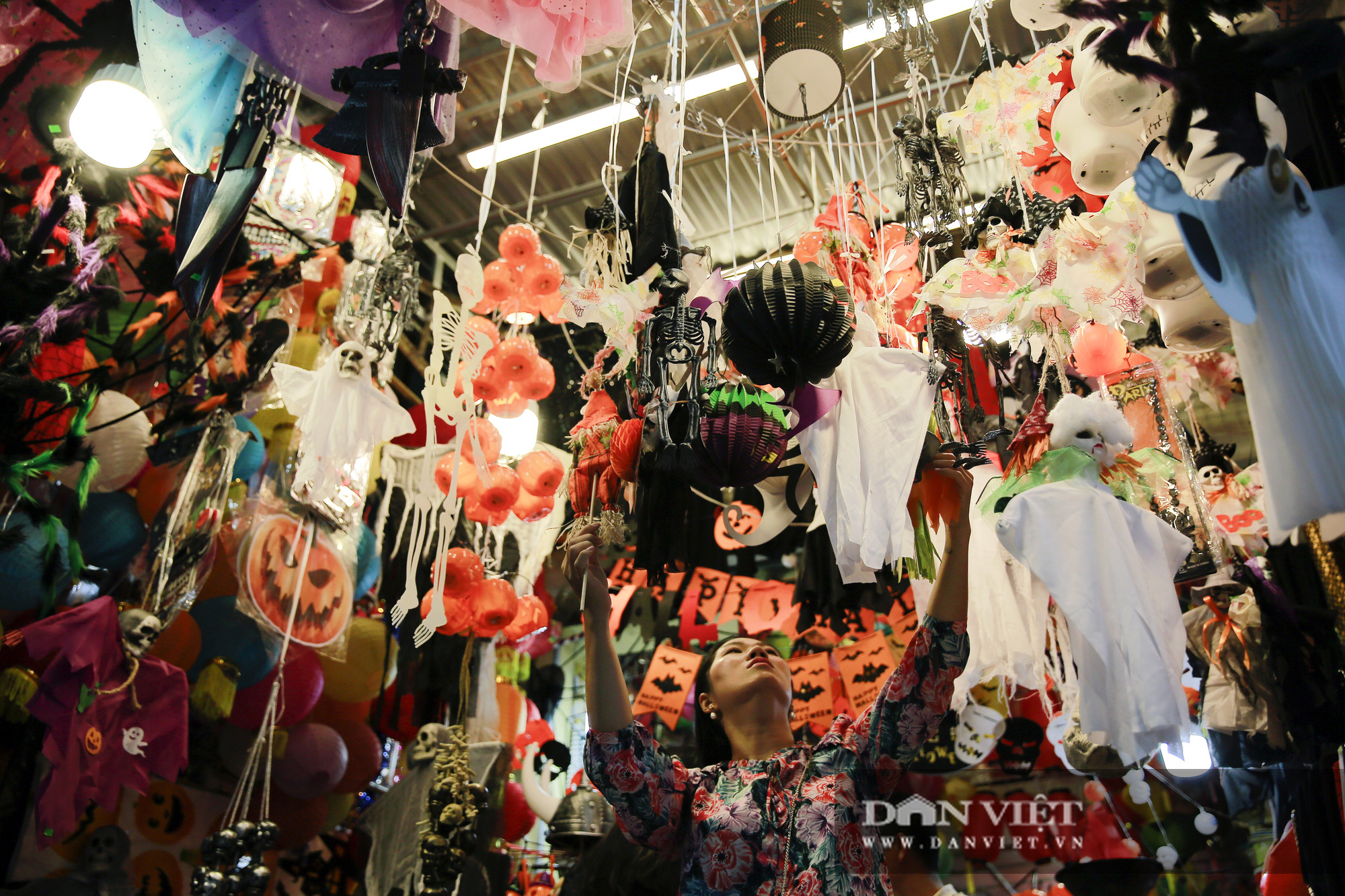 Phố cổ Hà Nội tràn ngập đồ hóa trang trước lễ hội Halloween - Ảnh 6.