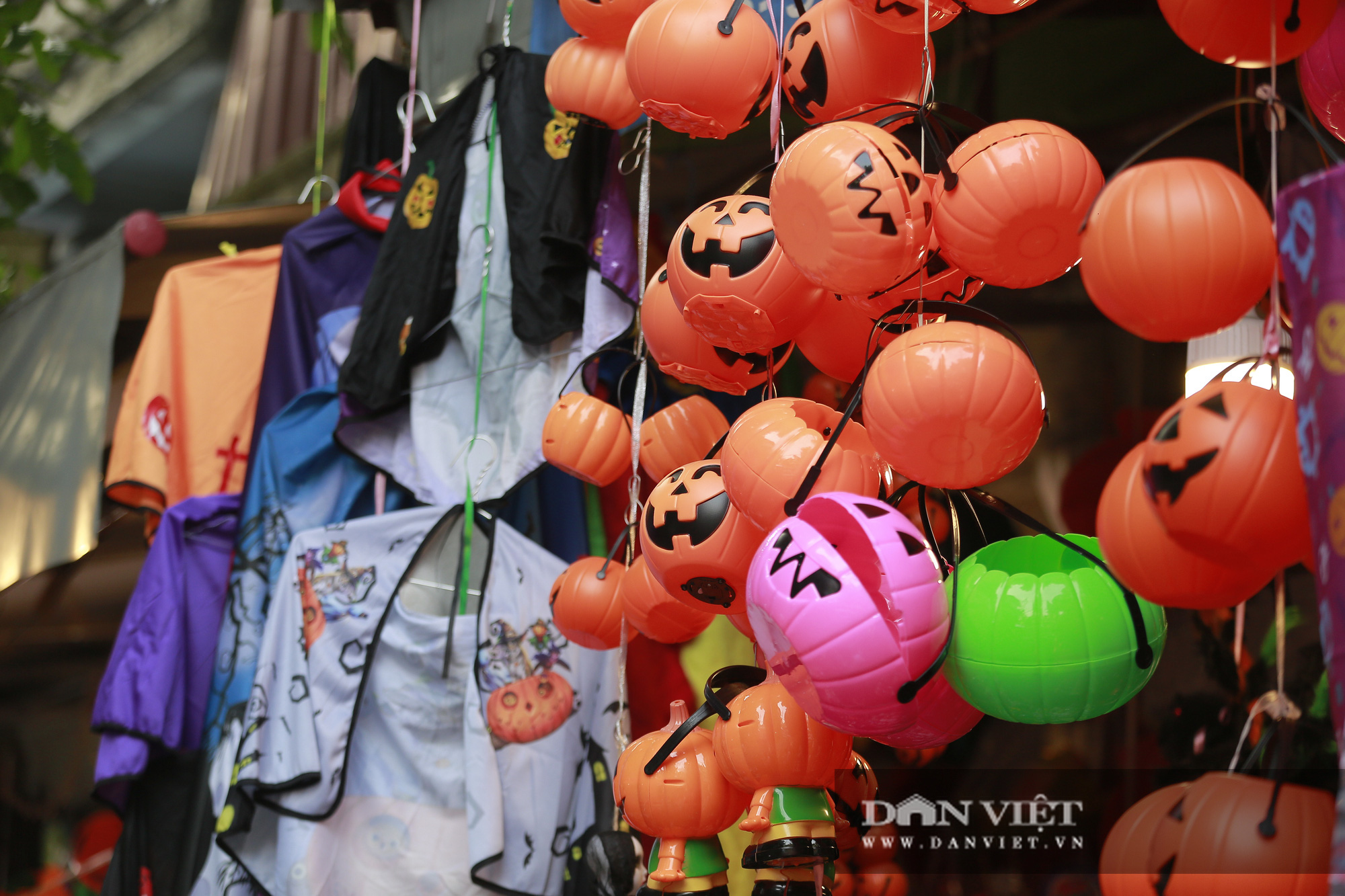 Phố cổ Hà Nội tràn ngập đồ hóa trang trước lễ hội Halloween - Ảnh 7.