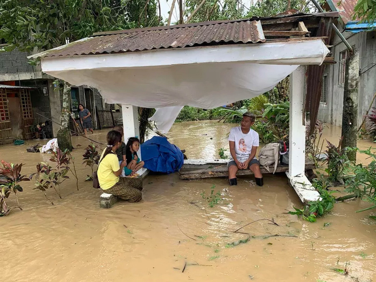 Làng mạc chìm trong biển nước, 3 người chết khi bão Molave quét qua Philippines - Ảnh 8.