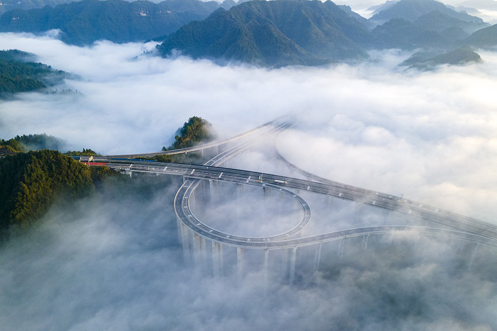 Cao tốc ở Trung Quốc bị bủa vây bởi sương mù kỳ ảo - Ảnh 1.