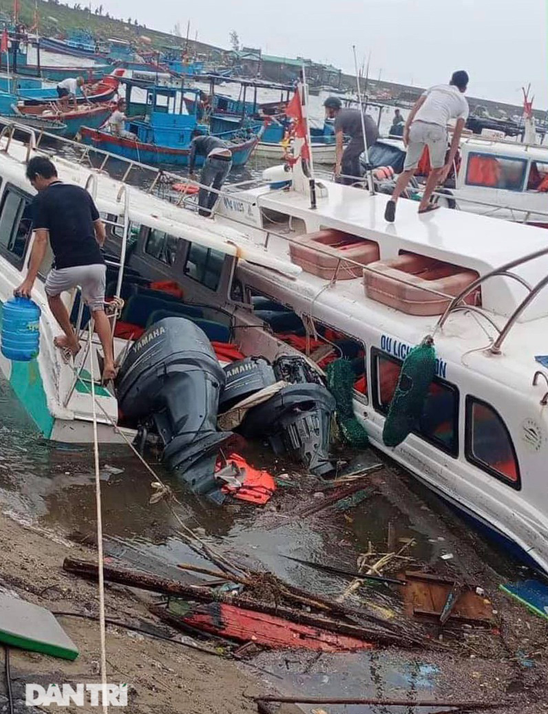 Đảo Lý Sơn tan hoang nhà cửa, tàu thuyền sau khi bão số 9 quét qua - Ảnh 8.