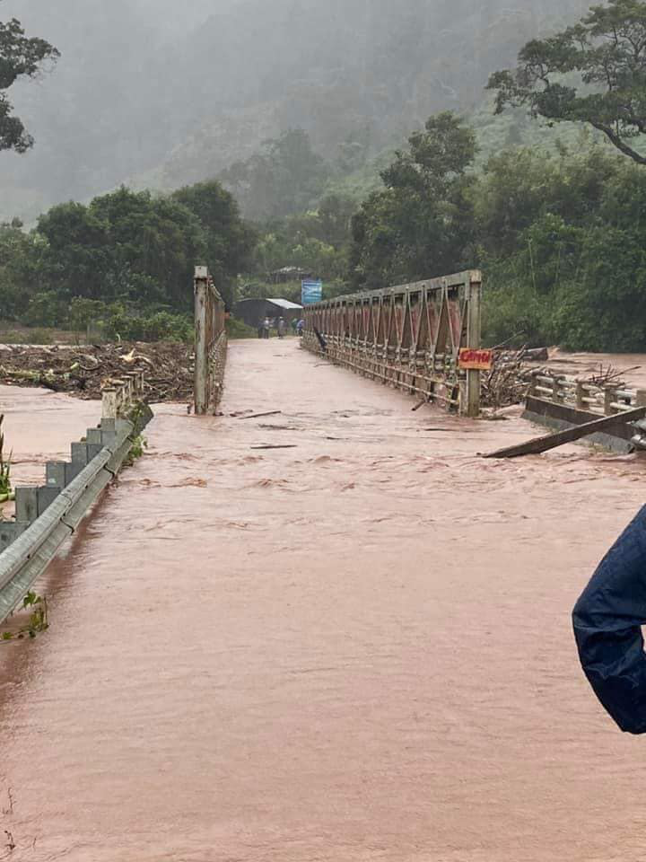 Nước lớn do bão Molave, cuốn phăng cây cầu sắt ở Kon Tum - Ảnh 2.