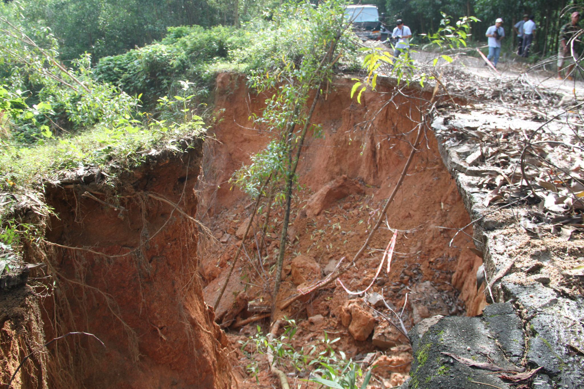 Ảnh: Nhà dân bị tốc mái, ngập lụt ở tỉnh Bình Định khi bão số 9 đổ bộ - Ảnh 1.