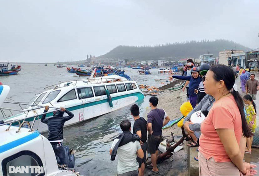 Đảo Lý Sơn tan hoang nhà cửa, tàu thuyền sau khi bão số 9 quét qua - Ảnh 1.