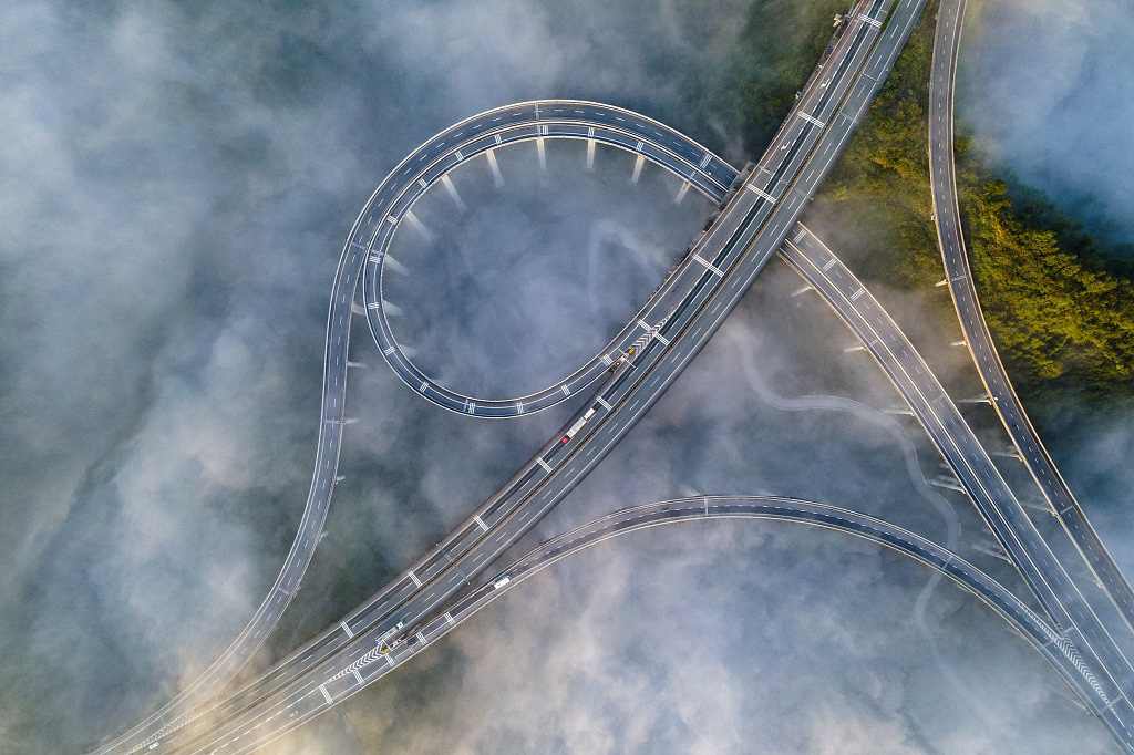 Cao tốc ở Trung Quốc bị bủa vây bởi sương mù kỳ ảo - Ảnh 3.