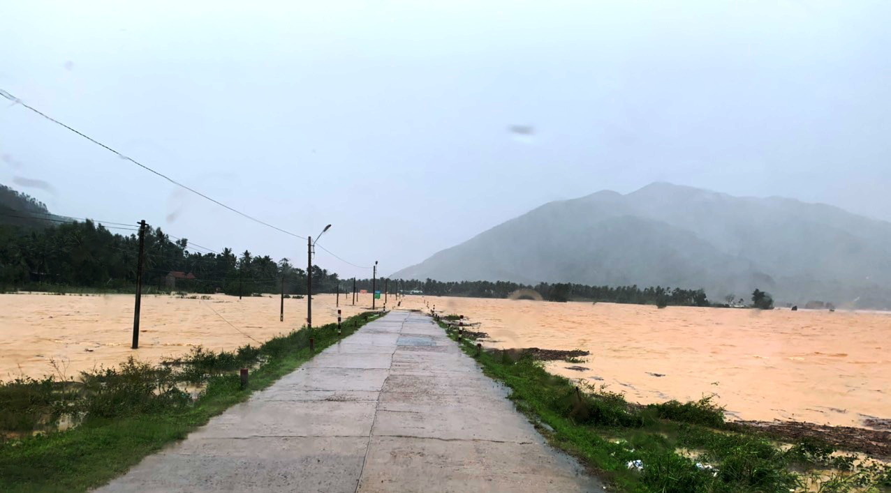 Ảnh: Nhà dân bị tốc mái, ngập lụt ở tỉnh Bình Định khi bão số 9 đổ bộ - Ảnh 13.