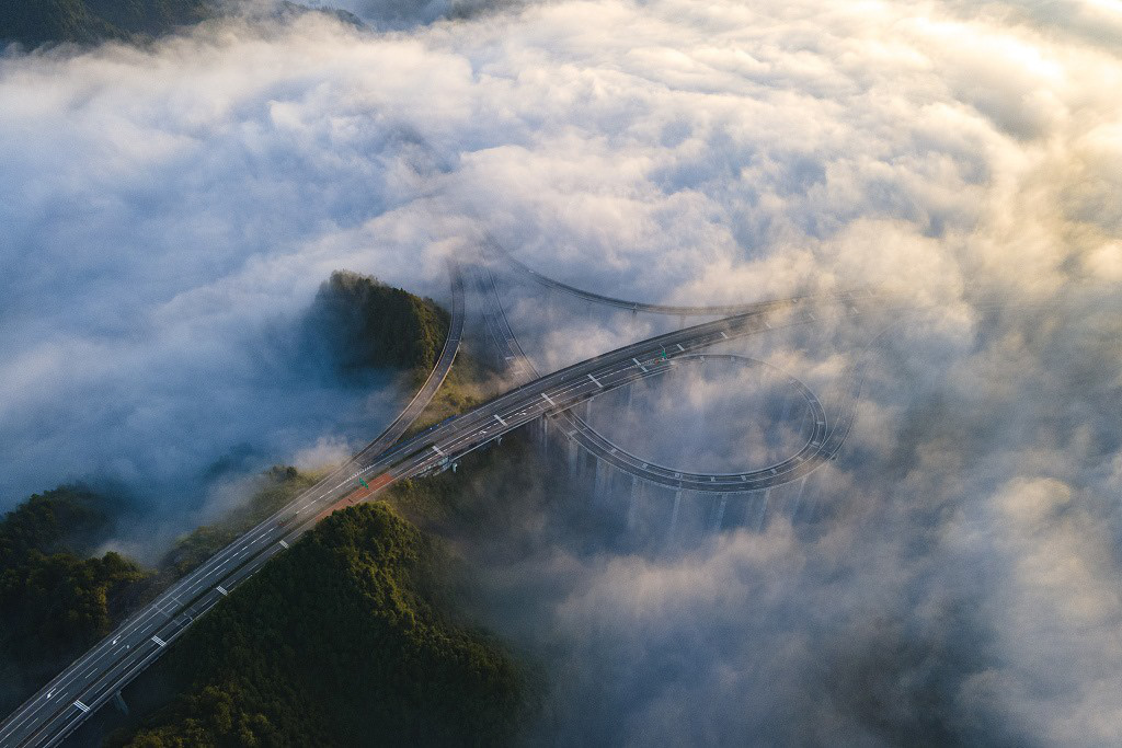 Cao tốc ở Trung Quốc bị bủa vây bởi sương mù kỳ ảo - Ảnh 5.