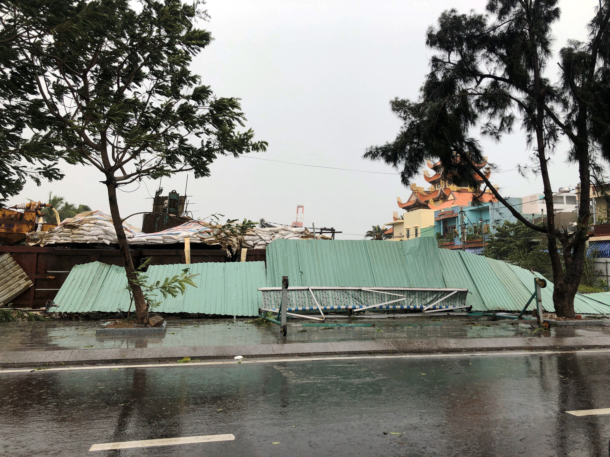 Ảnh: Nhà dân bị tốc mái, ngập lụt ở tỉnh Bình Định khi bão số 9 đổ bộ - Ảnh 10.