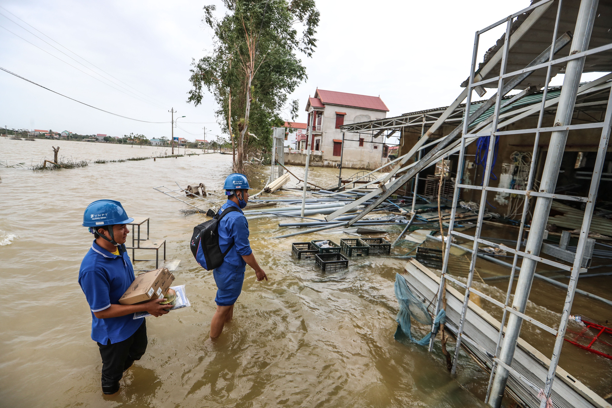 VNPT hỗ trợ khách hàng, chung tay khắc phục thiệt hại do bão lũ tại miền Trung - Ảnh 1.