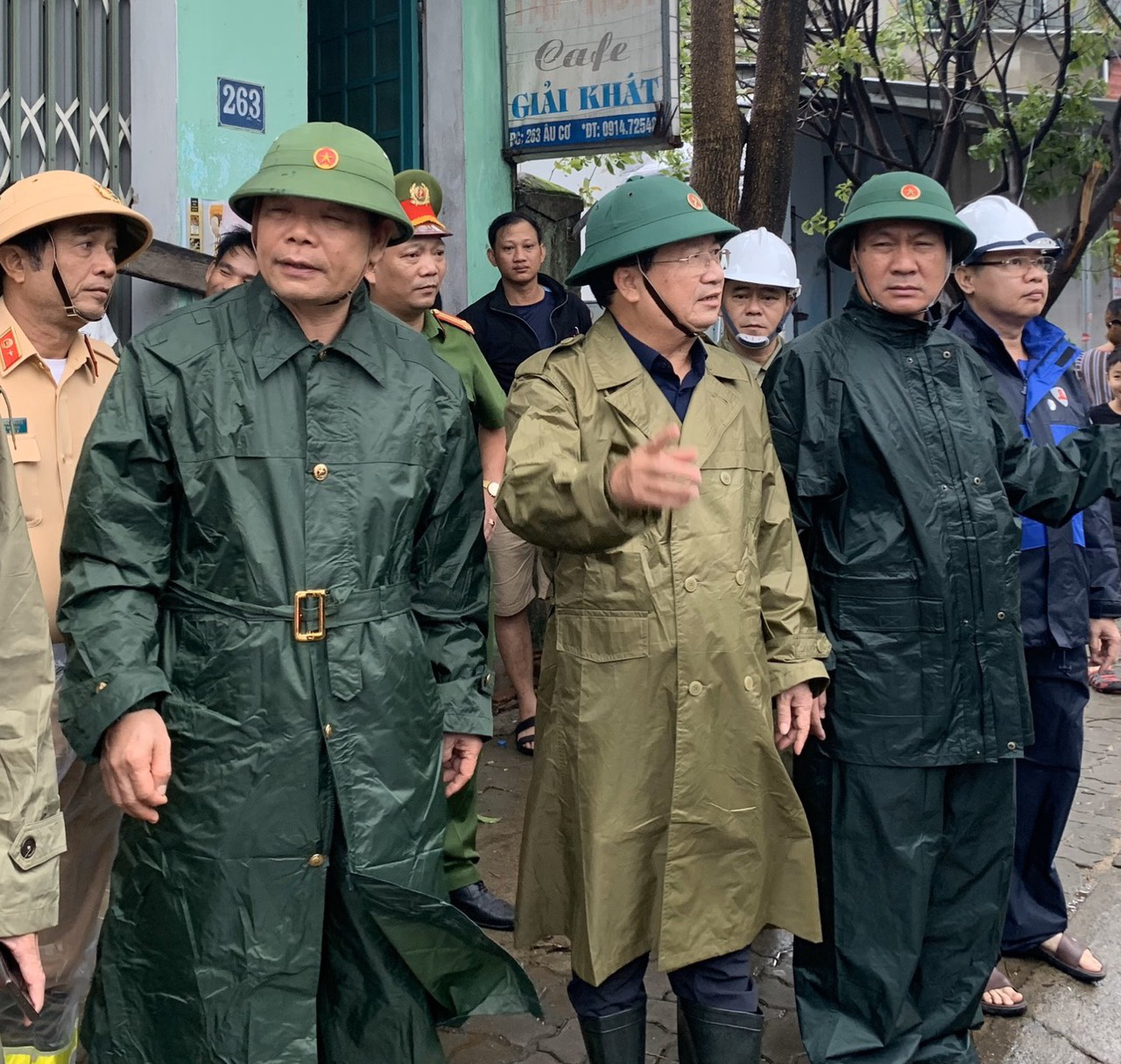 Clip: Phó Thủ tướng Trịnh Đình Dũng gõ cửa tận nhà người dân để kiểm tra an toàn trước bão số 9 - Ảnh 2.