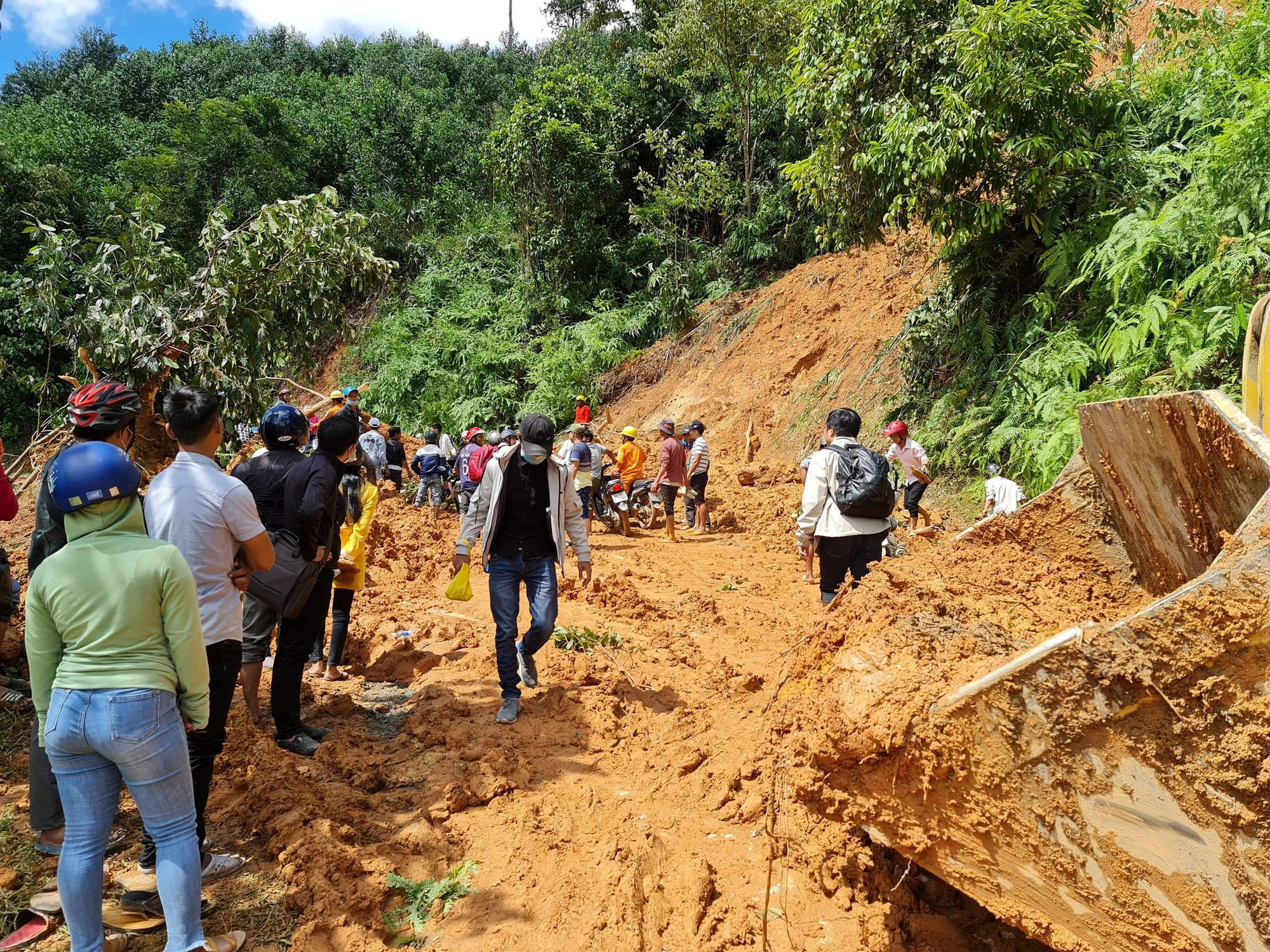 Sạt lở núi ở Phước Sơn,Quảng Nam: 200 công nhân đang mắc kẹt giữa rừng - Ảnh 1.