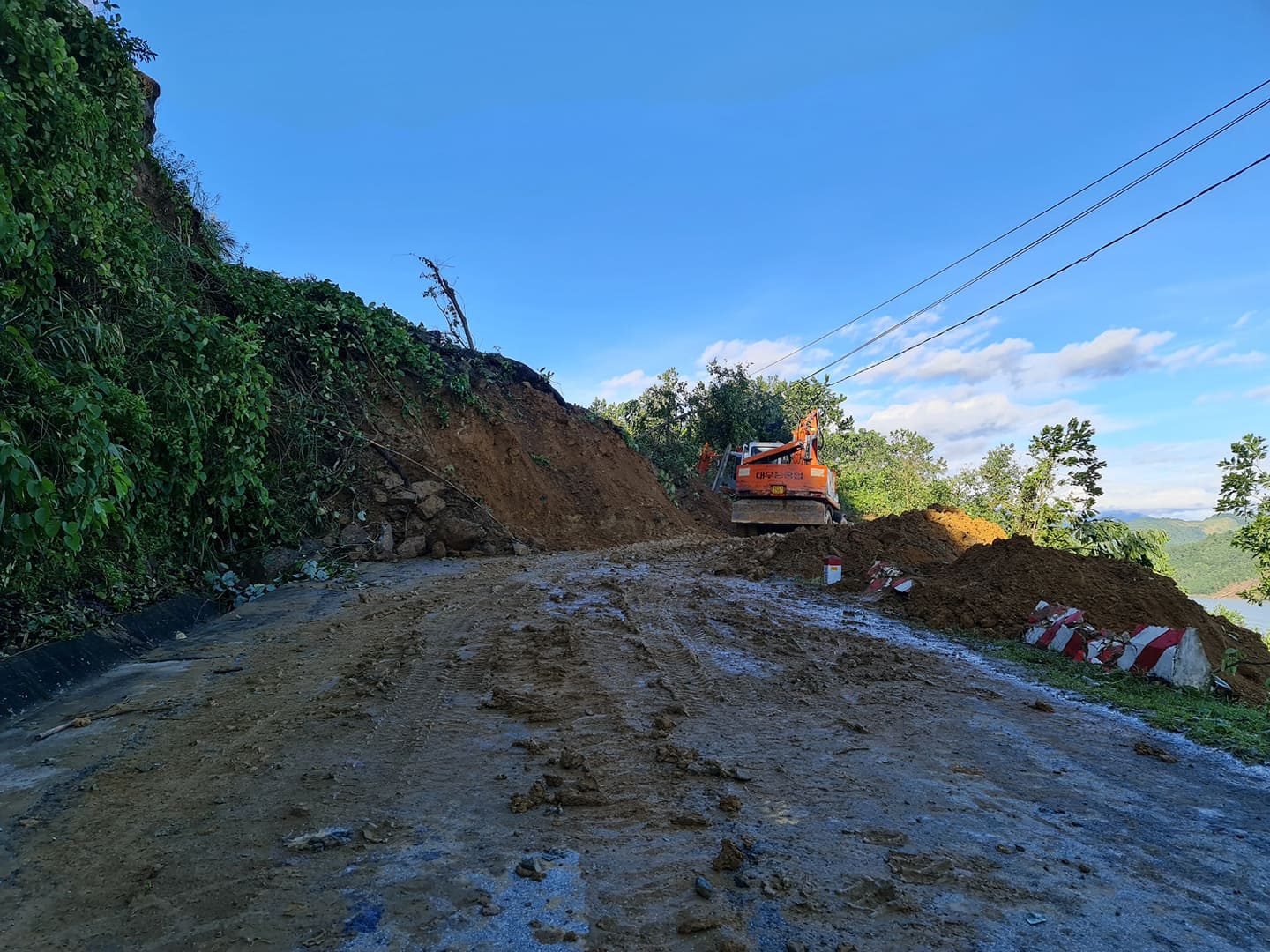 Vào thẳng hiện trường sạt lở Nam Trà My, Phó Thủ tướng Trịnh Đình Dũng nói gì với Trung tướng Nguyễn Long Cáng? - Ảnh 4.