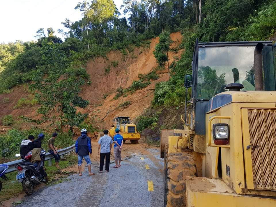 Sạt lở vùi lấp hơn 50 người ở Quảng Nam: Công binh mất nhiều giờ vừa đi vừa mở đường đến hiện trường - Ảnh 5.