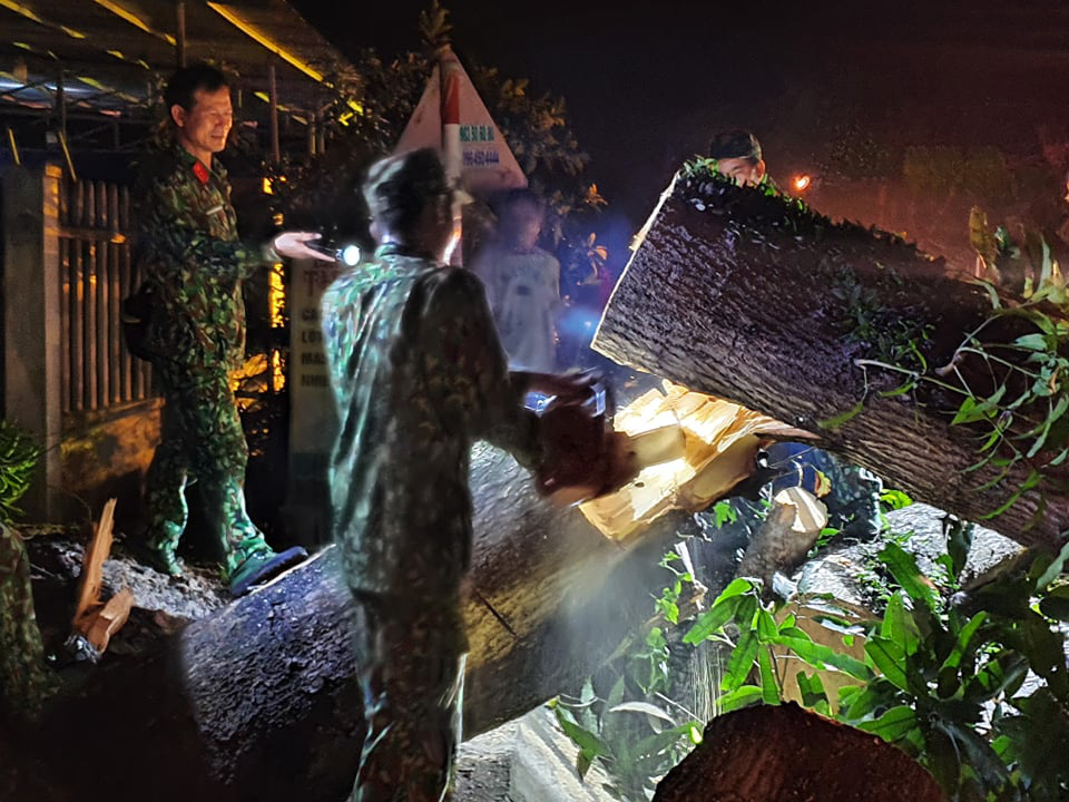 Sạt lở vùi lấp hơn 50 người ở Quảng Nam: Công binh mất nhiều giờ vừa đi vừa mở đường đến hiện trường - Ảnh 10.