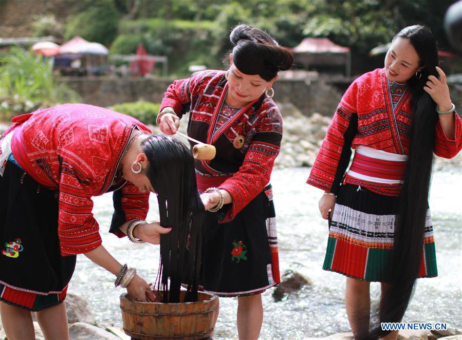 Đến nơi phụ nữ có &quot;suối tóc&quot; dài hàng mét, chỉ cắt 1 lần duy nhất trong đời - Ảnh 1.