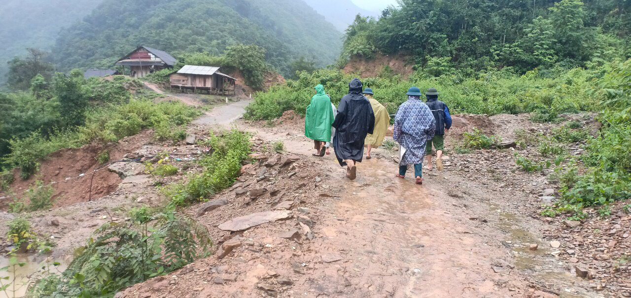 Nguy cơ sạt lở, huyện biên giới Việt - Lào sơ tán gấp hàng trăm người dân - Ảnh 3.