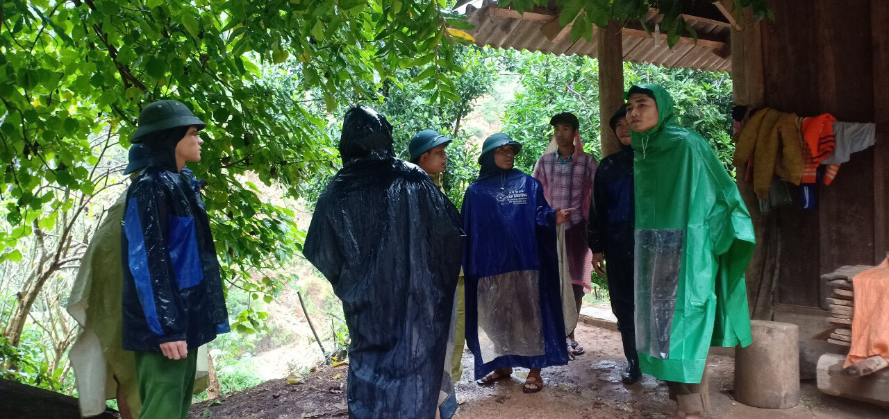 Nguy cơ sạt lở, huyện biên giới Việt - Lào sơ tán gấp hàng trăm người dân - Ảnh 5.