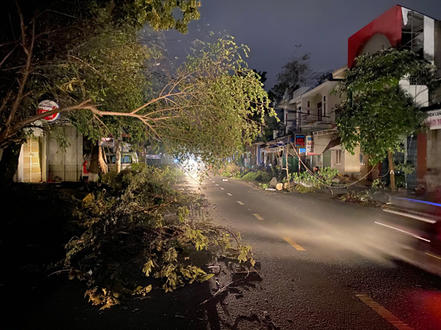 Quảng Ngãi: Những người lầm lũi dọn rác trong đêm cho phố sau bão số 9  - Ảnh 7.