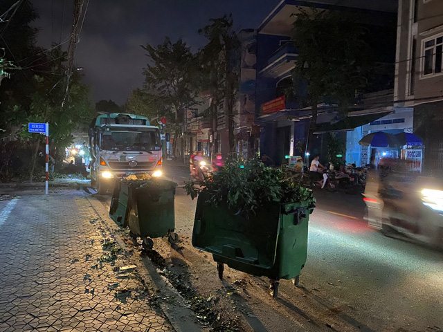 Quảng Ngãi: Những người lầm lũi dọn rác trong đêm cho phố sau bão số 9  - Ảnh 4.