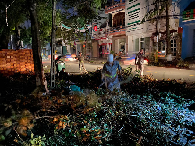 Quảng Ngãi: Những người lầm lũi dọn rác trong đêm cho phố sau bão số 9  - Ảnh 1.