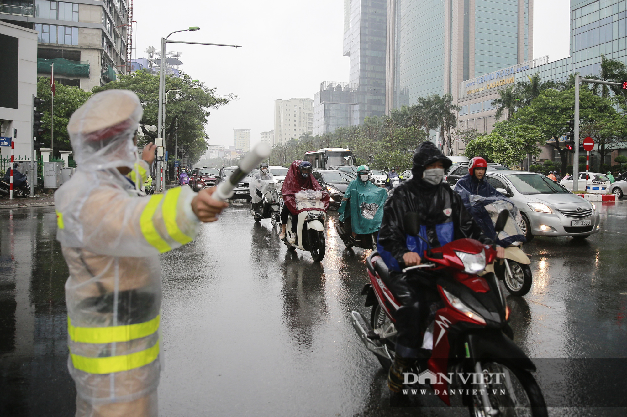 Hà Nội mưa lạnh khiến nhiều tuyến đường ùn tắc, người dân chật vật đi làm - Ảnh 12.