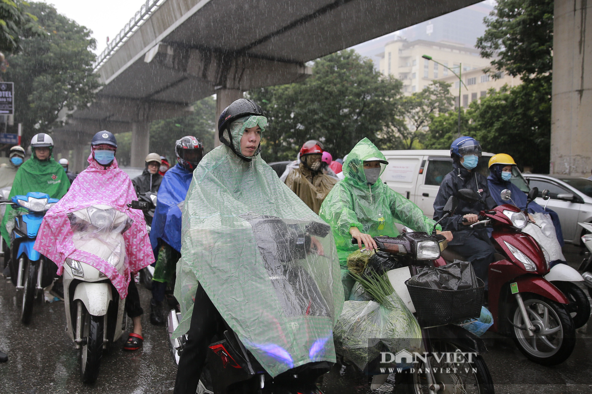 Hà Nội mưa lạnh khiến nhiều tuyến đường ùn tắc, người dân chật vật đi làm - Ảnh 13.