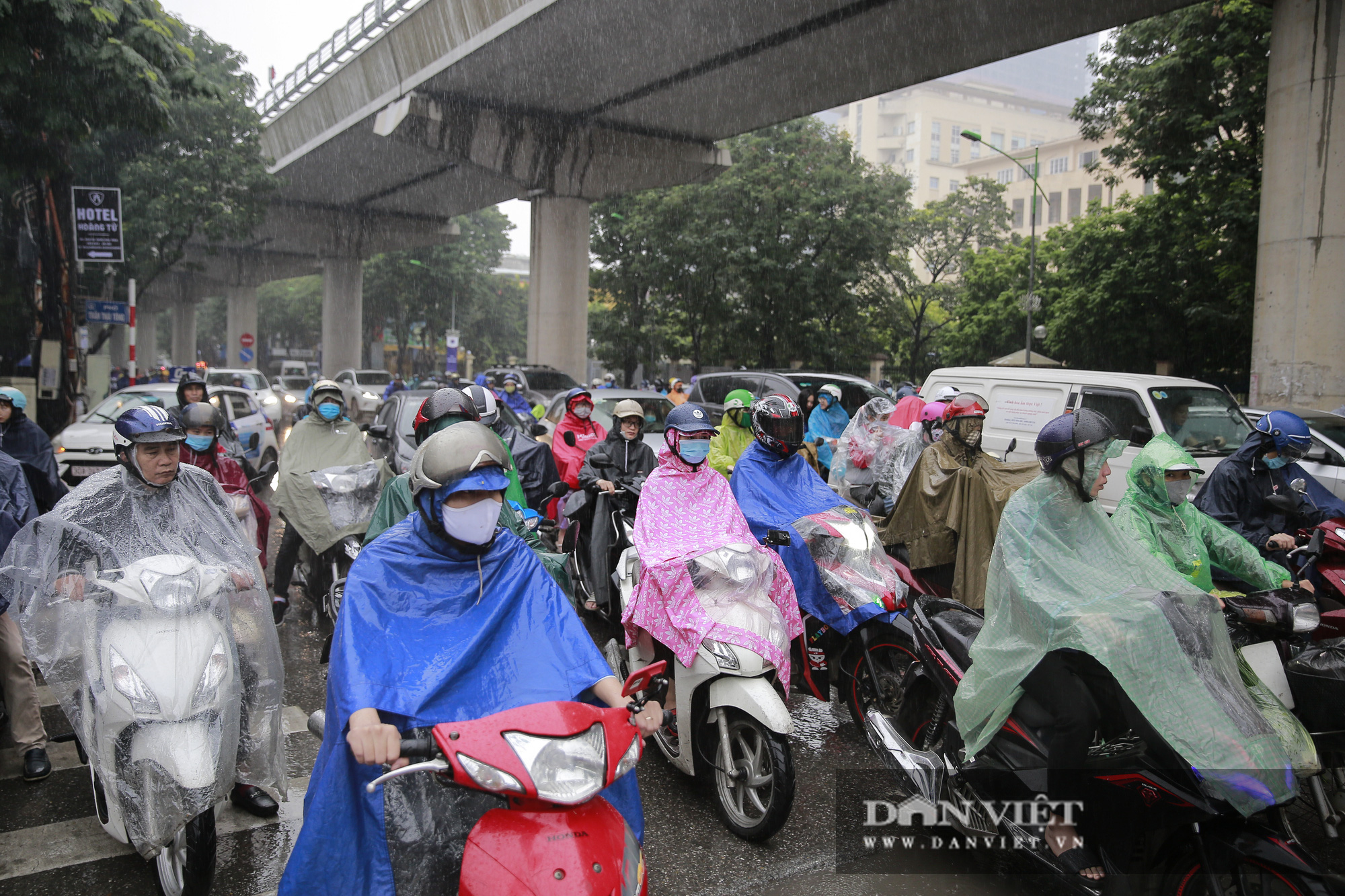 Hà Nội mưa lạnh khiến nhiều tuyến đường ùn tắc, người dân chật vật đi làm - Ảnh 2.