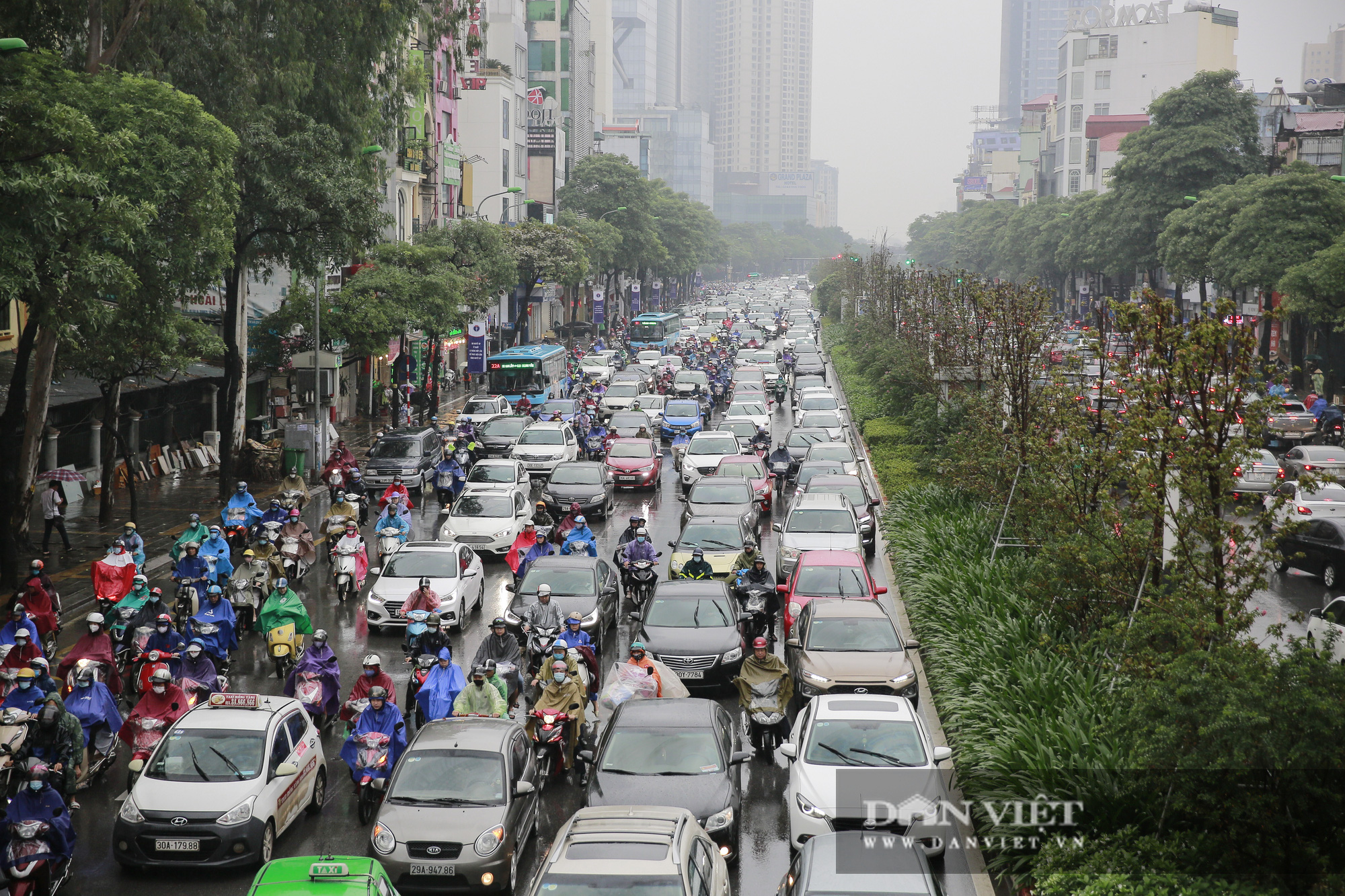 Hà Nội mưa lạnh khiến nhiều tuyến đường ùn tắc, người dân chật vật đi làm - Ảnh 5.