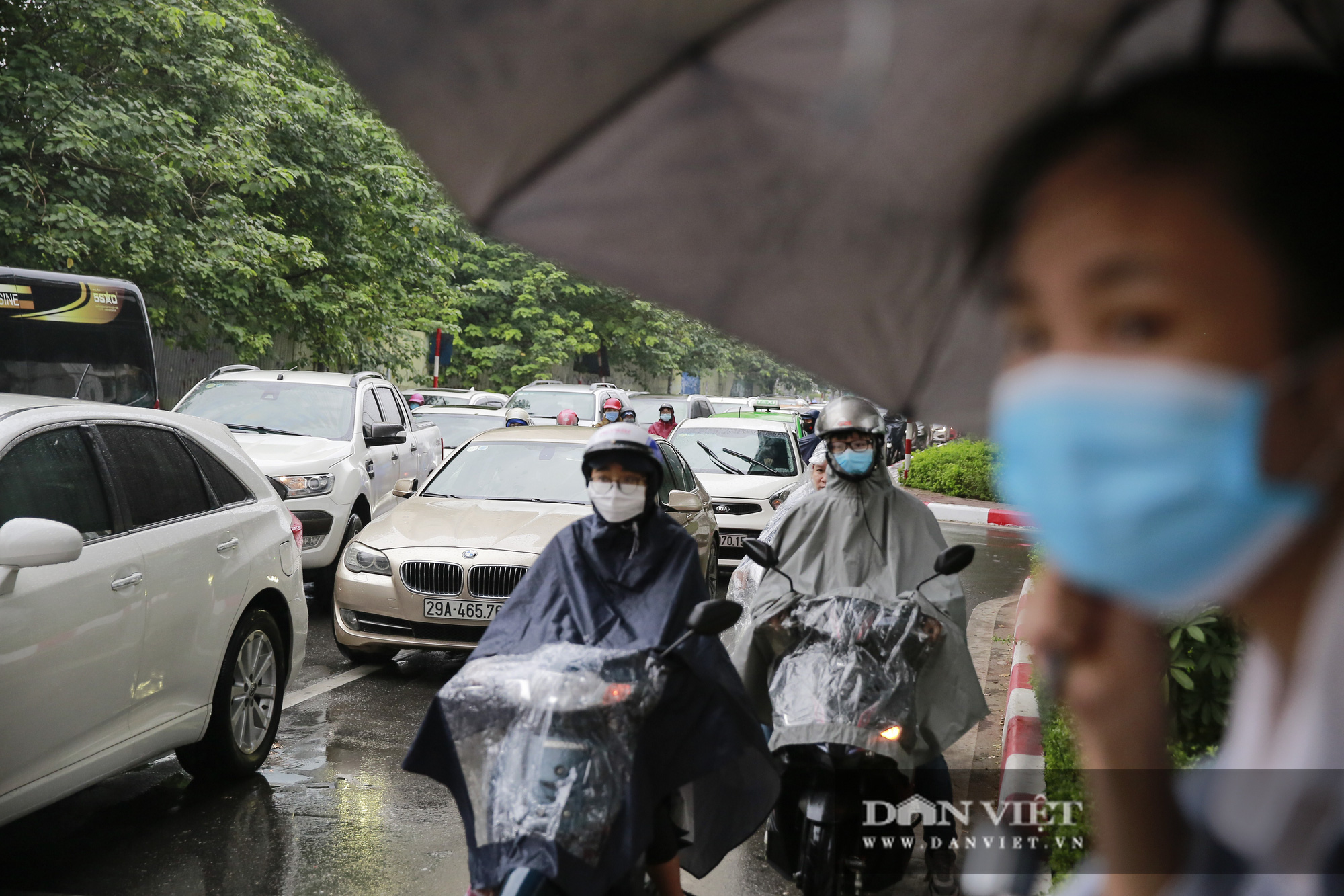 Hà Nội mưa lạnh khiến nhiều tuyến đường ùn tắc, người dân chật vật đi làm - Ảnh 7.